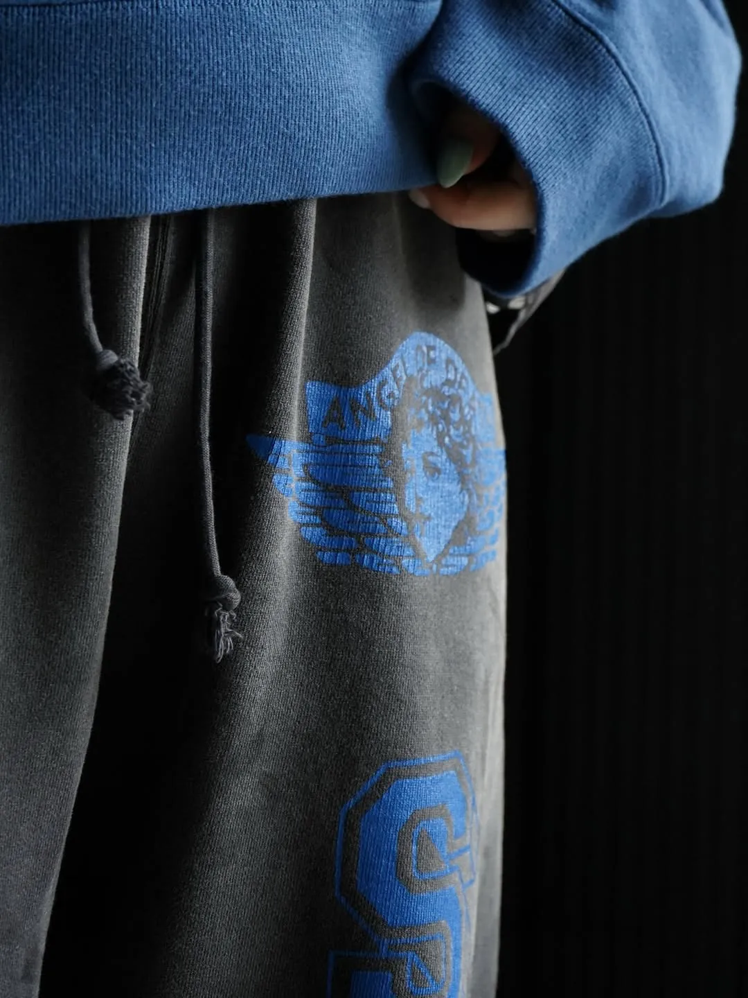SAINT Mxxxxxx SWEAT PANTS/ANGEL/BLK Blue Angel Reborn Sweatpants Washed black S-XL Assute dyeing Sprayed on the whole piece to fade Wormhole destruction treatment Heavy fermentation washing to create NEW VINTAGE texture Factory four-needle and six-thread workmanship No bone seams More comfortable to wear Genuine grade crack printing/correct accessories